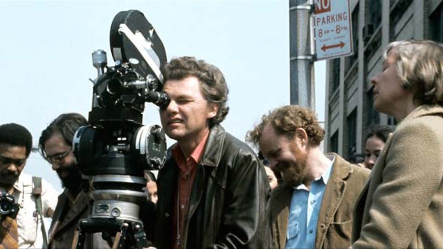 Gordon Willis mirando a través del visor de una cámara durante un rodaje