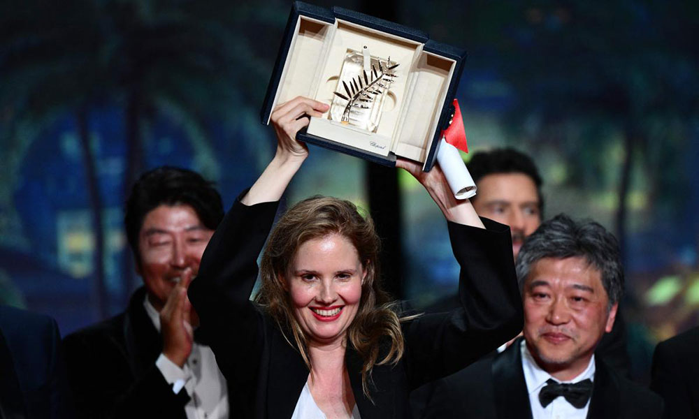 Justine Triet recibe la Palma de Oro por "Anatomía de una caída" (2023)